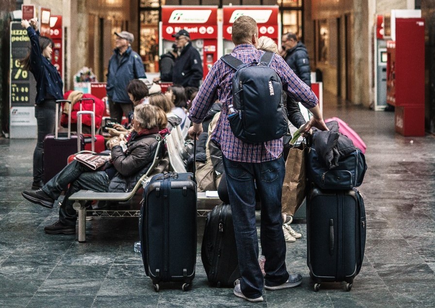 Backpack vs. Suitcase